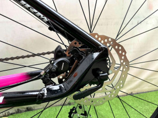 STORM SHARK LADY RAMA 17" KOŁA 27,5" CZARNY FUKSJA HYDRAULIKA SHIMANO ALTUS