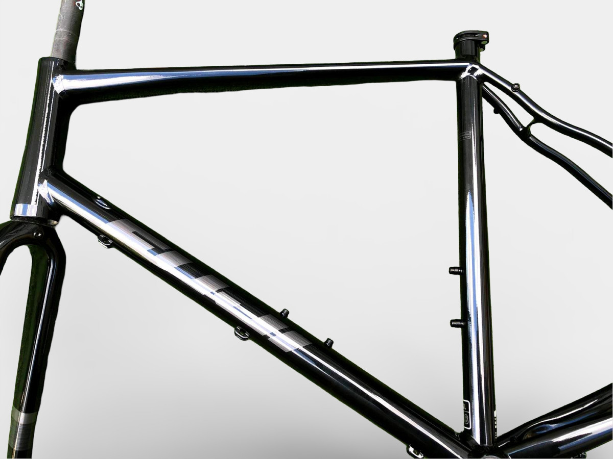 RAMA SZOSOWA FUJI SPORTIF 1.1D ROZMIAR 58 CM Z KARBONOWYM WIDELCEM