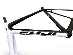 RAMA SZOSOWA KARBONOWA FUJI SL 2.1 SATIN CARBON/WHITE ROZMIAR 58CM