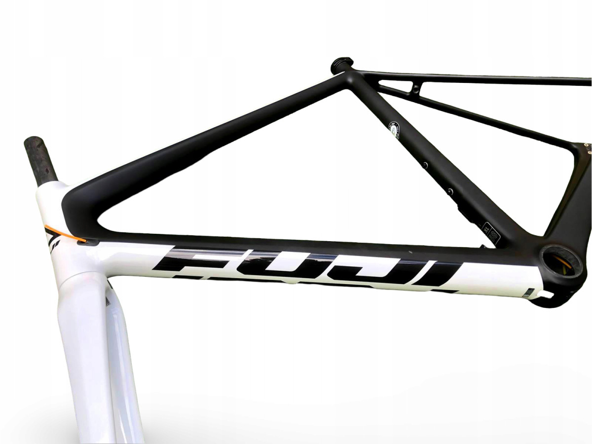 RAMA SZOSOWA KARBONOWA FUJI SL 2.1 SATIN CARBON/WHITE ROZMIAR 58CM