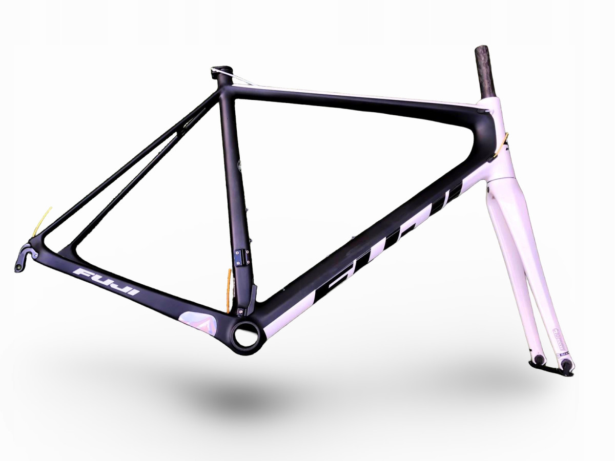 RAMA SZOSOWA KARBONOWA FUJI SL 2.1 SATIN CARBON/WHITE ROZMIAR 58CM