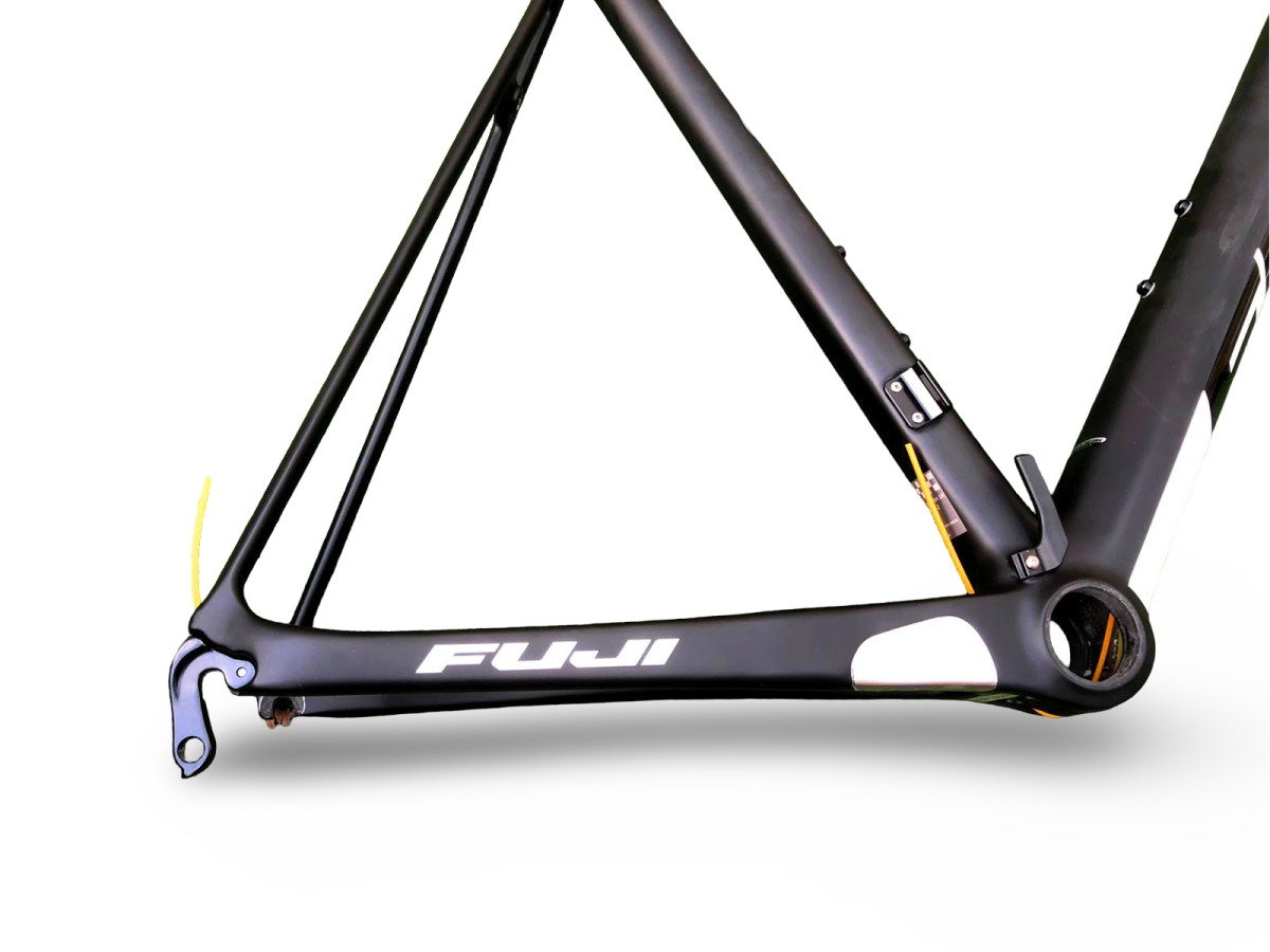 RAMA SZOSOWA KARBONOWA FUJI SL 2.1 SATIN CARBON/WHITE ROZMIAR 58CM