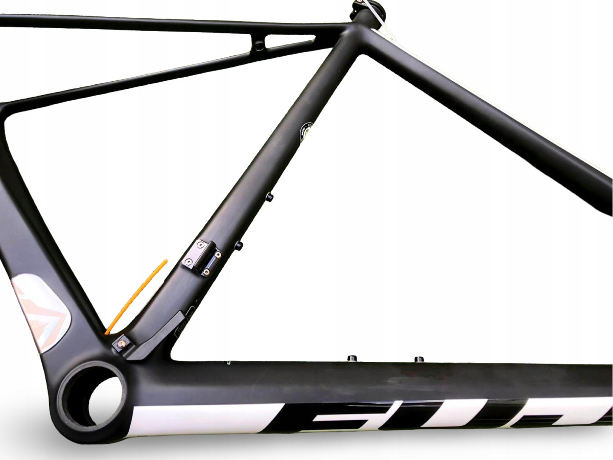 RAMA SZOSOWA KARBONOWA FUJI SL 2.1 SATIN CARBON/WHITE ROZMIAR 58CM