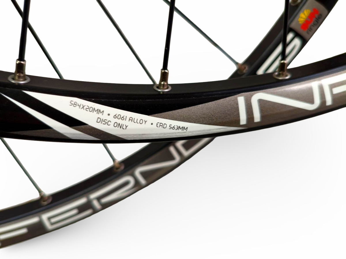 KOMPLET KÓŁ ROWEROWYCH SUN RINGLE INFERNO 27,5 ETRTO 584X20 OSIE QR/15 CL