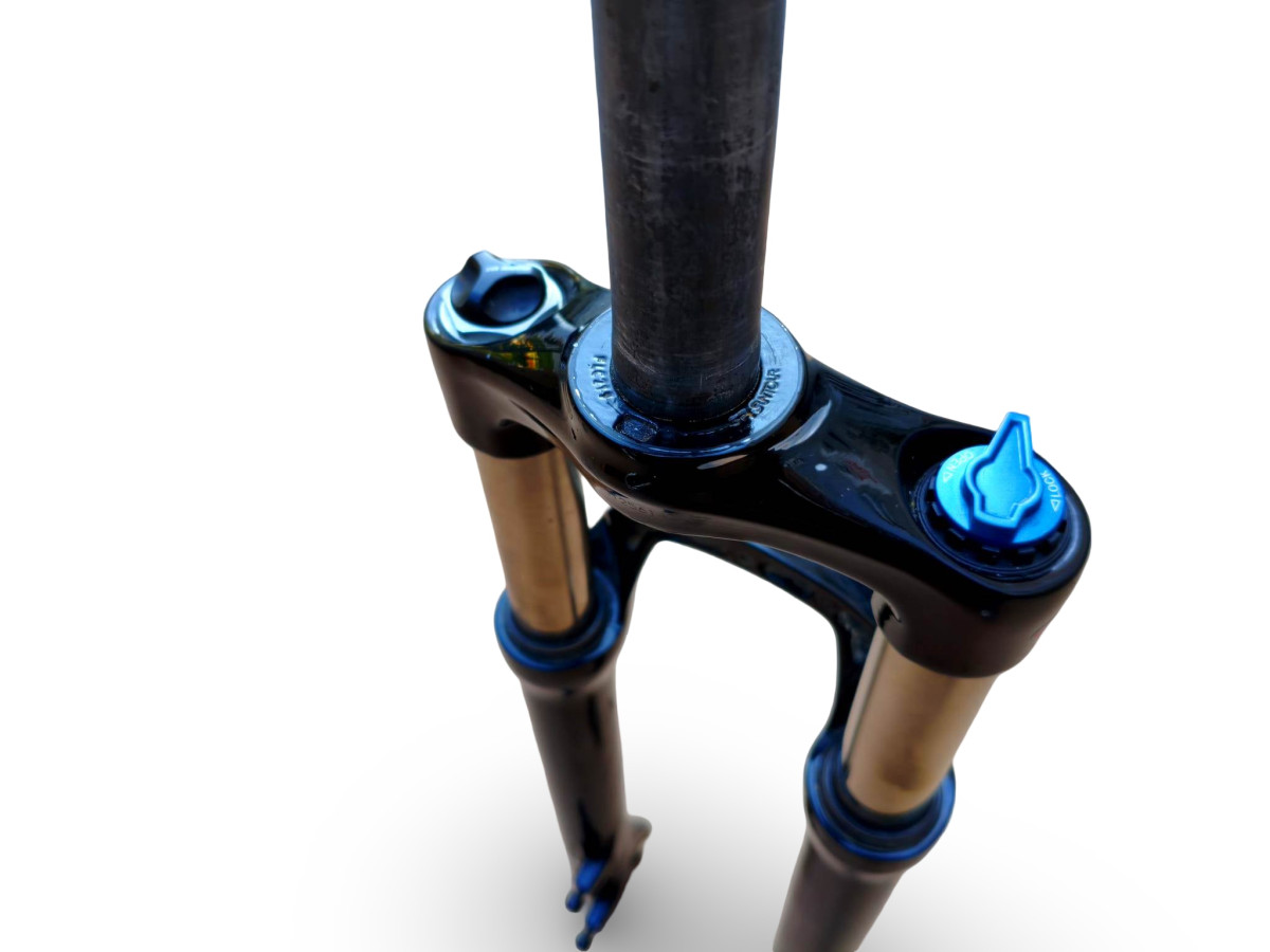 AMORTYZATOR ROWEROWY POWIETRZNY SR SUNTOUR XCR32 KOŁO 26" SKOK 120MM QR9MM