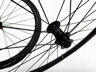 KOŁA ROWEROWE KOMPLET MICHE ROZMIAR 28" TARCZE CENTERLOCK OSIE 12MM