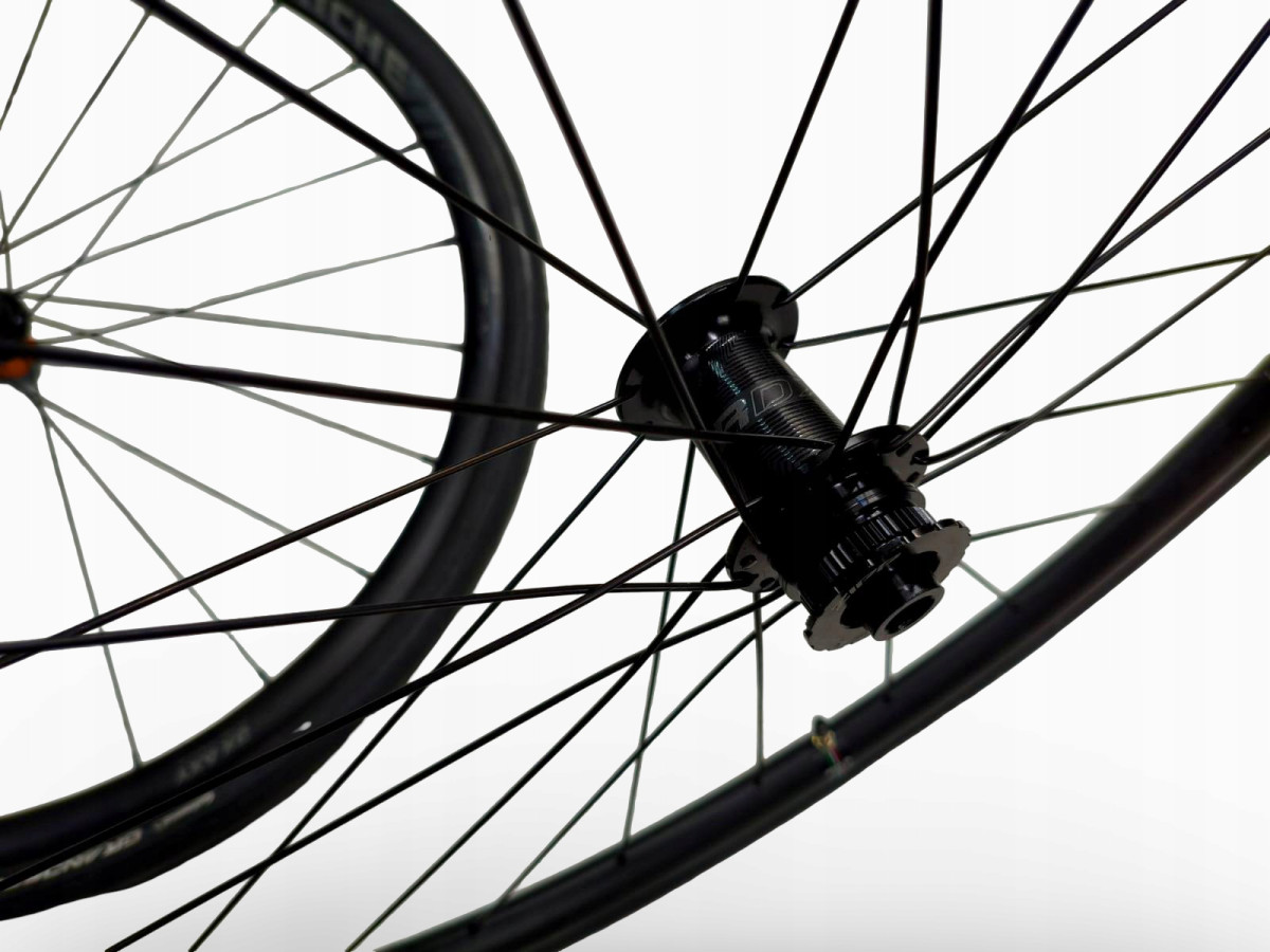 KOŁA ROWEROWE KOMPLET MICHE ROZMIAR 28" TARCZE CENTERLOCK OSIE 12MM