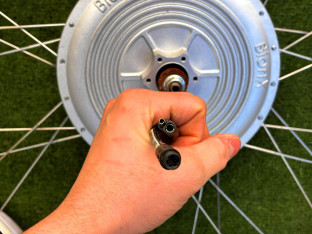 KOŁO ROWEROWE TYLNE 28" POD TARCZĘ KASETA 8B 36H OŚ 10MM SILNIK BIONX 48V