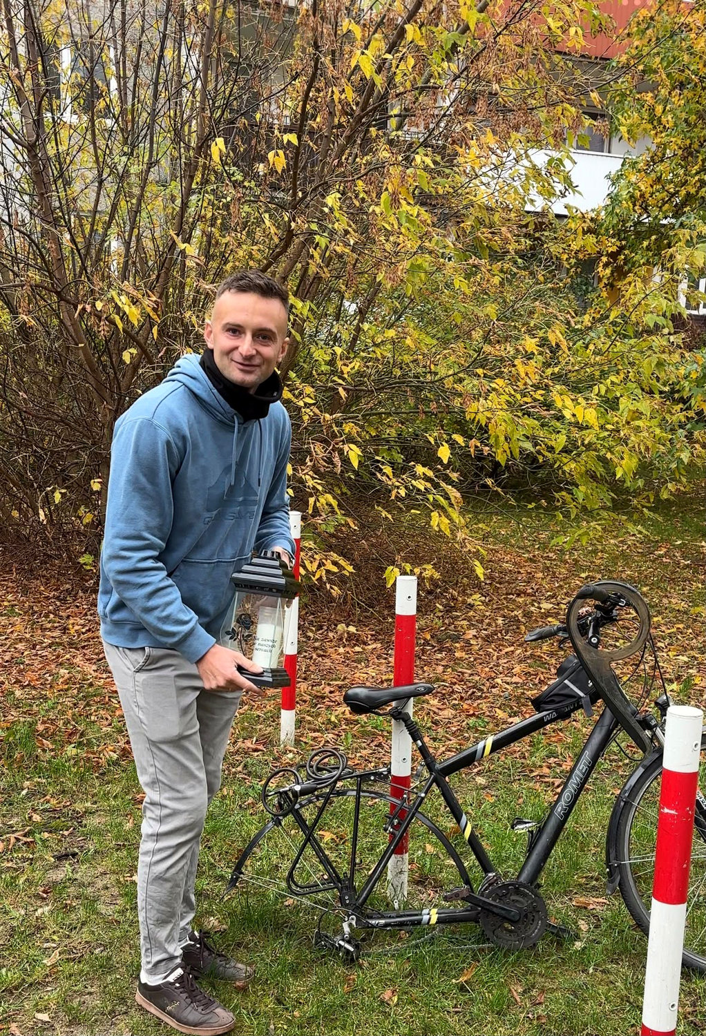 Serwis rowerowy Żyrardów ROWERIX – ROMET bez przedniego koła przed naprawą, rowerowy trup Halloween